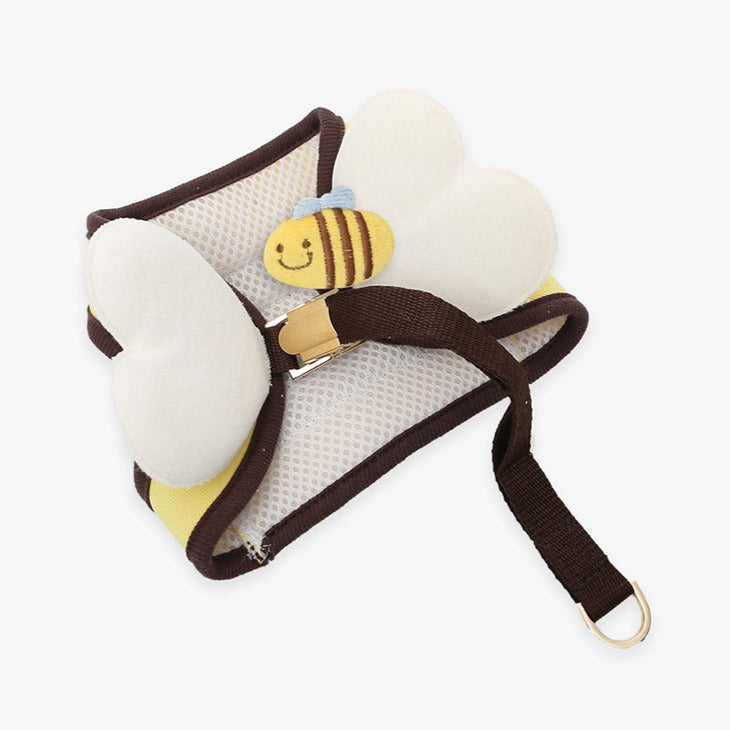 Détail de la petite abeille en peluche sur le harnais