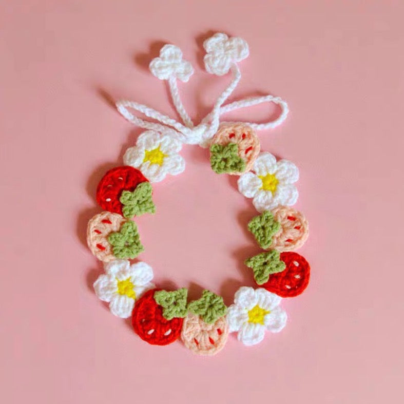 Détail du tricot du collier pour animal, Fraises et Fleurs,Taille ajustable tricoté à la main